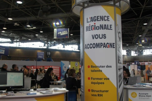 Stand d'Auvergne-Rhône-Alpes Entreprises sur un salon de recrutement : recruter des talents, former ses équipes, structurer ses RH