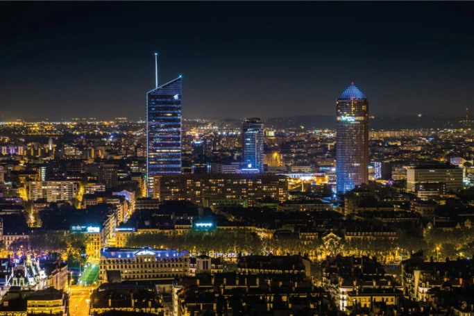Le quartier d'affaires de la Part-Dieu à Lyon, de nuit : tours Incity et Part-Dieu illuminées