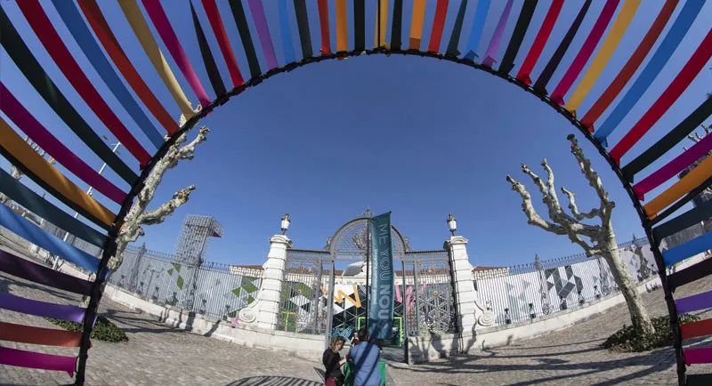 Arche de rubans colorés à l'entrée de la Cité du design de Saint-Étienne, pendant la Biennale internationale design