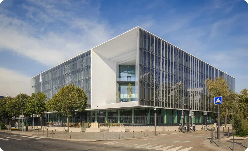 Le Centre international de recherche sur le cancer à Lyon : bâtiment de recherche en verre et brise-soleil verticaux