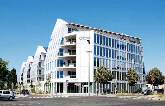 Le site Boehringer Ingelheim à Lyon : immeuble tertiaire contemporain à toiture photovoltaïque et balcons végétalisés